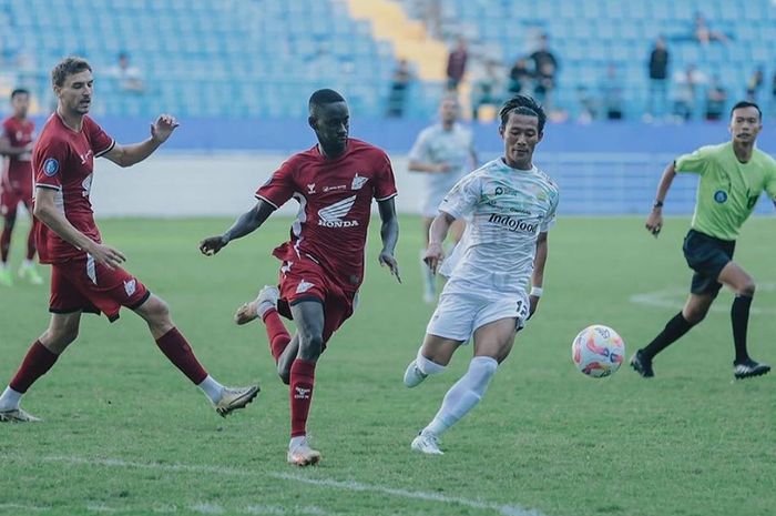 Duel antara pemain PSM Makassar, Latyr Fall, dengan pemain Persib Bandung, Henhen Herdiana, pada pekan keempat Liga 1 2024/2025 di Stadion Batakan, Balikpapan, Rabu (11/9/2024).