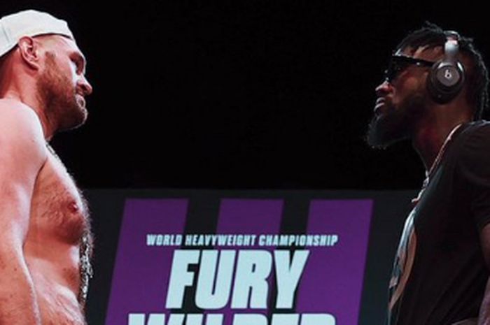 Tyson Fury (kiri) dan Deontay Wilder (kanan) saat sesi tatap muka usai konferensi pers duel, di Las Vegas, Amerika Serikat, Rabu (16/6/2021).