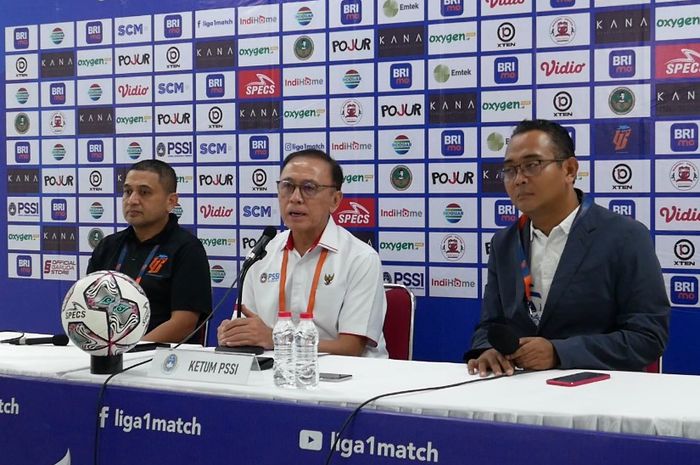 Ketum PSSI (tengah) Mochamad Iriawan melakukan konferesi pers setelah pertandingan Madura United Vs PSIS Semarang, Senin (5/12/2022) di Stadion Manahan.