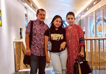 Buktikan Jiwa Mudanya Masih Bergejolak, Mayangsari Pede Kenakan Seragam SMA Bareng Geng Sosialitanya sampai Ditertawakan Sang Anak, Lihat Gayanya!