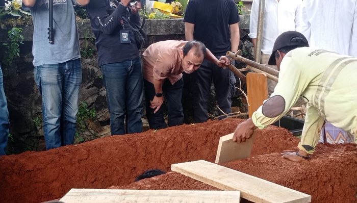 Prosesi pemakaman&nbsp;presenter Hilbram Dunar di TPU Tanah Kusir, Jakarta Selatan, Minggu (31/3/2024).