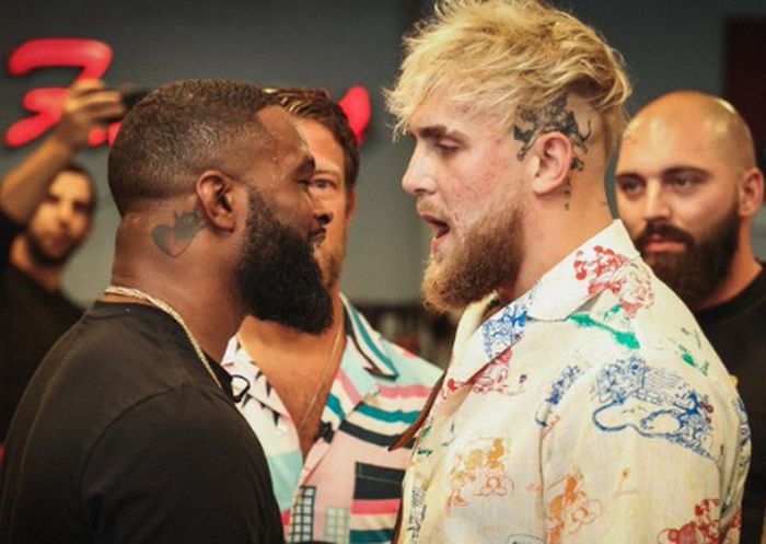 Mantan juara kelas welter UFC, Tyron Woodley (kiri) bersama petinju abal-abal, Jake Paul (kanan) saat sesi tatap muka, di  Amerika Serikat, Kamis (4/6/2021).