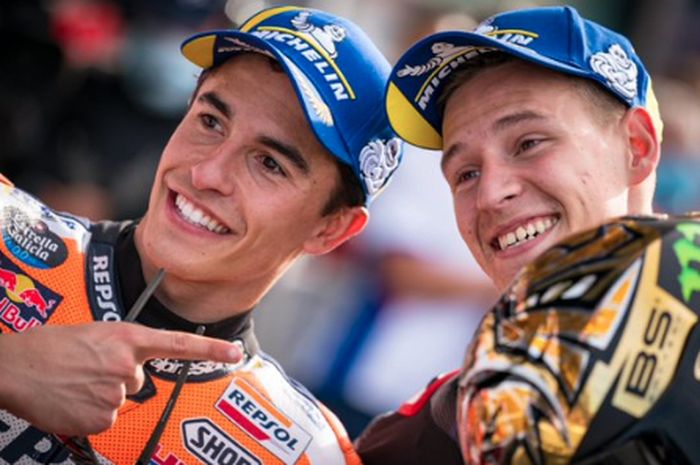 Pembalap Repsol Honda, Marc Marquez, memberikan ucapan selamat kepada Fabio Quartararo (Monster Energy Yamaha) usai menjadi juara dunia MotoGP 2021 pada Grand Prix Emilia Romagna, di Sirkuit Misano, Minggu (24/10/2021).