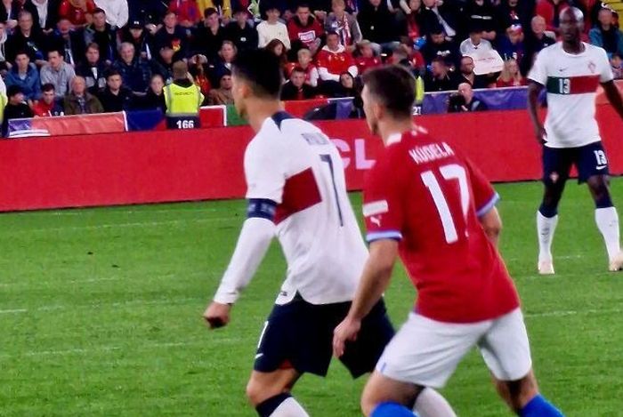 Bek Persija Jakarta, Ondrej Kudela terekam dalam momen saat menjaga pergerakan Cristiano Ronaldo saat dirinya membela timnas Ceska kala melawan Portugal, Sabtu (24/9/2022).