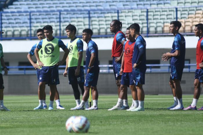 Pelatih sementara Persib Bandung, Yaya Sunarya saat memimpin latihan tim seusai tim ditinggal Luis Milla.