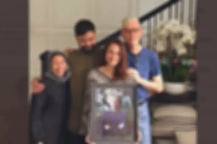 Tangkapan layar Twitter Yuna yang menunjukan foto keluarga Ashraf Sinclair yang tampak tegar setelah ditinggal oleh suami BCL tersebut