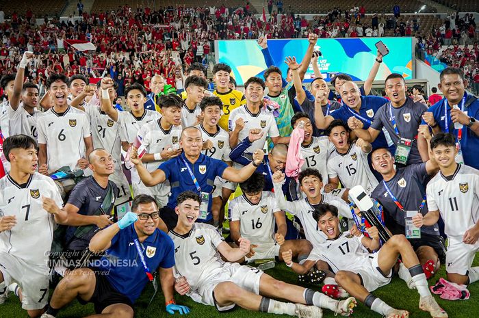 Selebrasi skuad timnas U-17 Indonesia usai menang 1-0 atas timnas U-17 Korea Selatan, Jumat (4/4/2025).