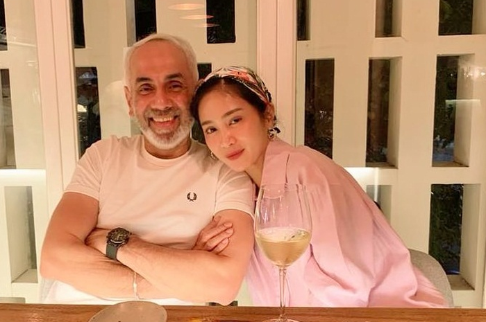 Bunga Zainal dengan sang suami, Sukhdev Singh.