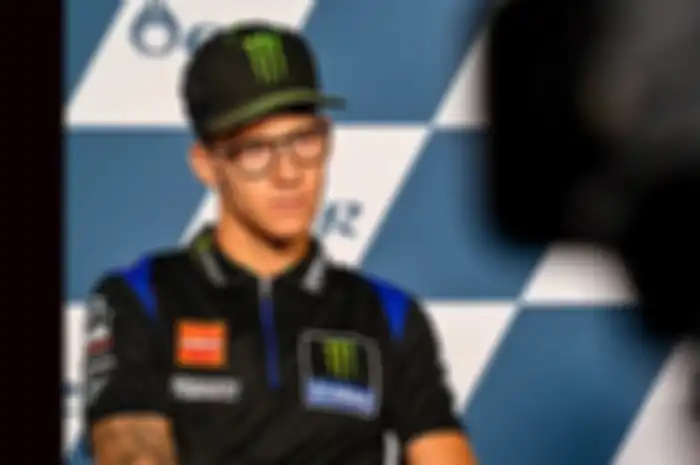 Penguasa klasemen pembalap MotoGP 2022 Fabio Quartararo bikin kejutan pakai kacamata di jadwal MotoGP Thailand 2022