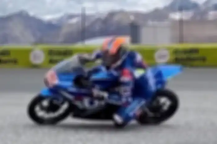Alex Rins akhirnya bisa ngegas motor setelah isolasi dua bulan lamanya. Gak pakai motor MotoGP GSX-RR, naik GSX-R125 juga jadi