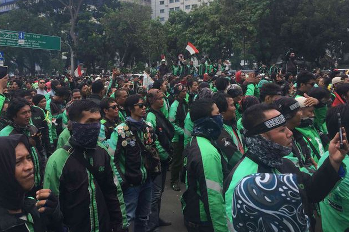 Driver ojek online melakukan demo