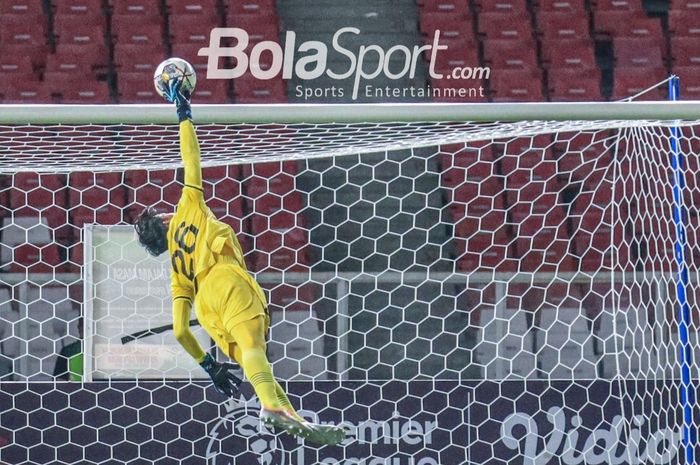 Kiper timnas U-20 Indonesia, Daffa Fasya Sumawijaya, sempat mencoba menepis bola saat bertanding dalam laga turnamen Mini Internasional di Stadion Gelora Bung Karno, Senayan, Jakarta, Selasa (21/2/2023) malam.