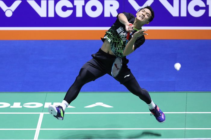 Jonatan Christie dalam pertandingan melawan Shesar Hiren Rhustavito pada babak pertama China Open 2019 di Olympic Sports Center Xincheng Gymnasium, China, 17 September 2019.