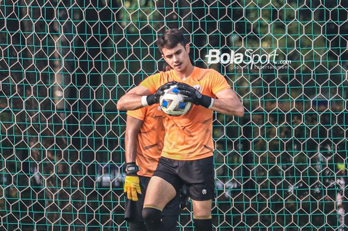 Nadeo Argawinata sedang menangkap bola dalam sesi latihan bersama timnas Indonesia di Lapangan G (Panahan), Senayan, Jakarta, 2 Oktober 2021.