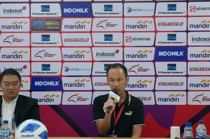 Pelatih timnas U-16 Filipina, Yuki Matsuda, saat memberikan keterangan kepada media setelah laga melawan timnas U-16 Indonesia, Senin (24/6/2024).