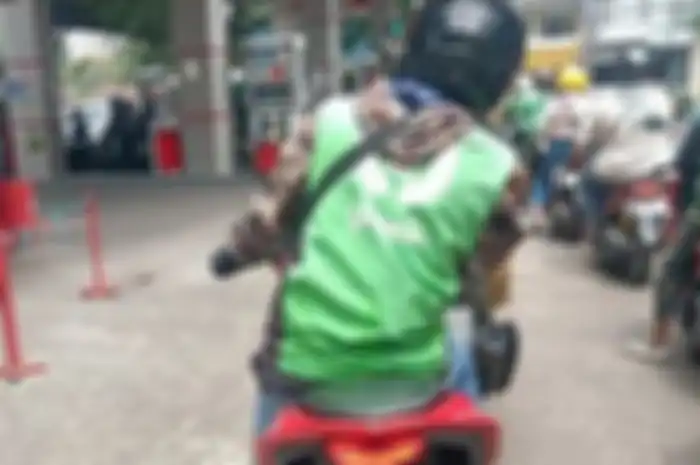 Ilustrasi driver ojol rela antre beli Pertamax pasca harganya turun.