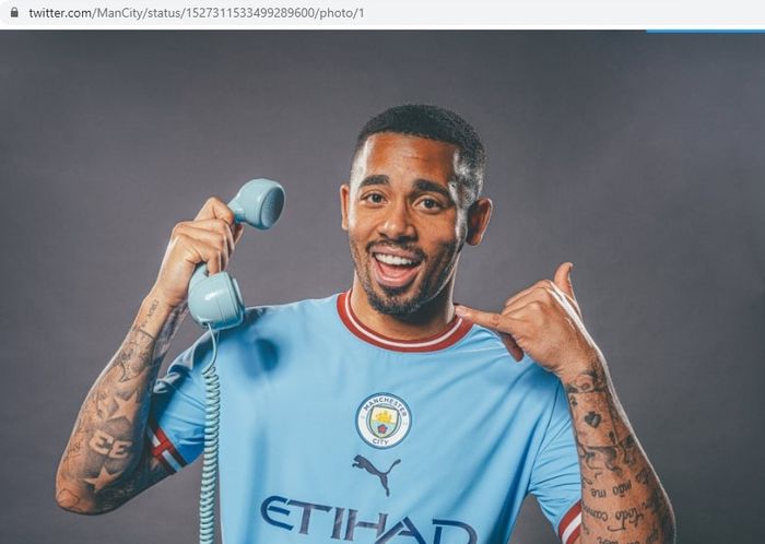 Gabriel Jesus dengan jersei baru Manchester City musim 2022-2023