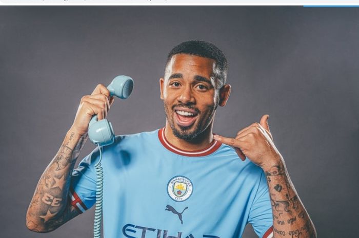 Gabriel Jesus dengan jersei baru Manchester City musim 2022-2023