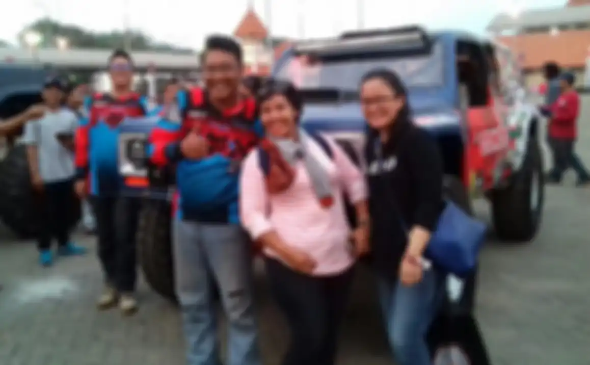 Menyaksikan atraksi mobil gilas