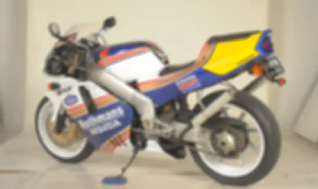 Livery pilih Rothmans yang tenar digunakan Honda pada gelaran GP500 dan GP250 pada medio 90-an