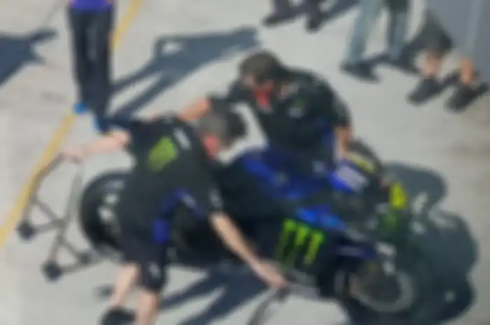 Motor Valentino Rossi baru keluar dari paddock di tes pra musim MotoGP Sepang