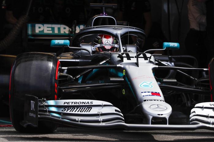 Momen saat Lewis Hamilton bersiap keluar dari paddock tim Mercedes untuk mengikuti sesi FP1 F1 GP Prancis 2019, Jumat (21/6/2019)