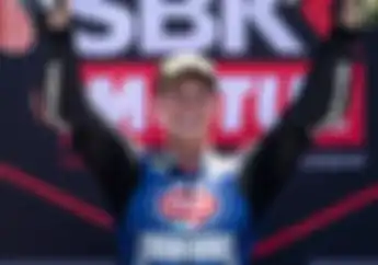 Gak Nyangka, Pembalap WSBK Keturunan Indonesia Piawai Juga Main Sulap