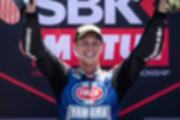 Michael van der Mark pembalap WSBK tim Pata Yamaha ternyata gak hanya piawai bawa motor YZF-R1 tapi juga jago main sulap
