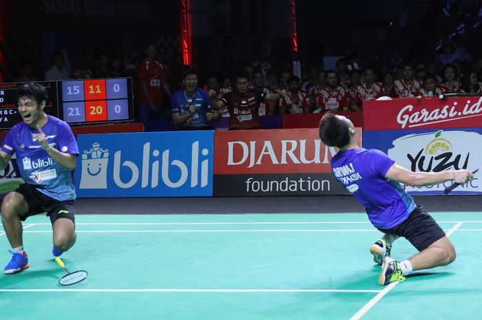 Pasangan ganda putra PB Djarum, Berry Angriawan (kiri)/Akbar Bintang Cahyono, melakukan selebrasi di lapangan setelah memastikan kemenangan babak final di Sasana Budaya Ganesha, Bandung, Jawa Barat, Minggu (24/2/2019).