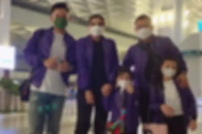 Anang Hermansyah dan Ashanty beserta keluarga saat berada di bandara yang akan ke Turki