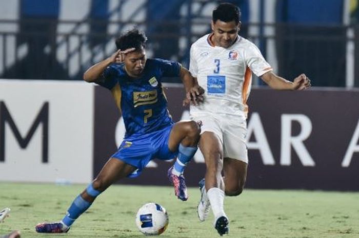 Gelandang Persib Bandung, Beckham Putra, berduel dengan bek kanan Port FC Asnawi Mangkualam.