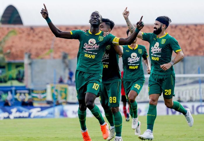 Kapten Persebaya Surabaya, Makan Konate, melakukan selebrasi setelah mencetak gol ke gawang Madura United pada ajang Piala Gubernur Jatim 2020.