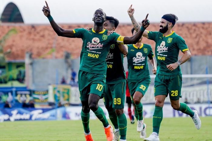 Kapten Persebaya Surabaya, Makan Konate, melakukan selebrasi setelah mencetak gol ke gawang Madura United pada ajang Piala Gubernur Jatim 2020.