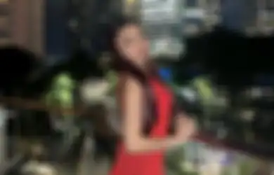 Hottie! Intip 4 Pesona Naura Ayu saat Pakai Dress Warna Merah