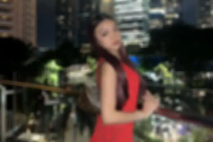 Pesona Naura Ayu pakai dress merah