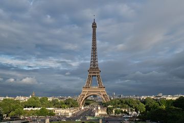 Menara Eiffel adalah salah satu monumen paling ikonik di dunia. Berusia lebih dari 130 tahun, Menara Eiffel menyimpan sejarah yang menarik.