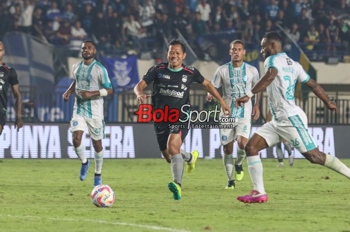 Adam Alis (kiri) sedang mengejar bola dalam laga pekan pertama Liga 1 2024 antara Persib Bandung versus PSBS Biak di Stadion Si Jalak Harupat, Bandung, Jawa Barat, Jumat (9/8/2024).