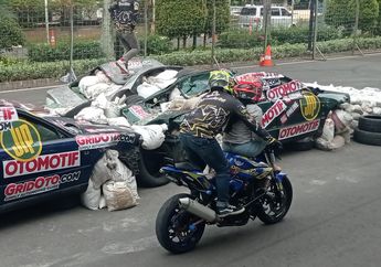 Ajak 2 Wanita, Moto Freestyle Tampilkan Atraksi yang Mendebarkan di Otobursa Tumplek Blek