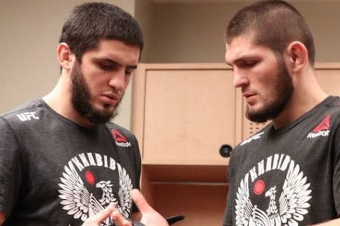 Khabib Nurmagomedov (kanan) dan Islam Makhachev (kiri) 