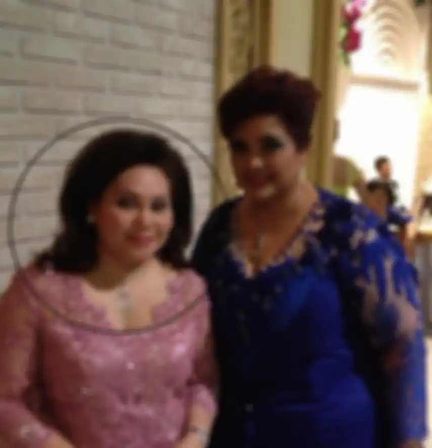Tri Hanurita tampil cantik dalam balutan kebaya bersama salah seorang sahabatnya