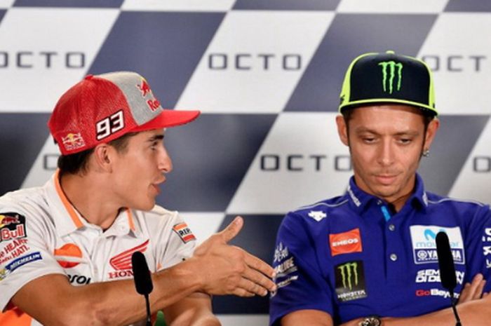 Marc Marquez (kiri) dan Valentino Rossi (kanan).