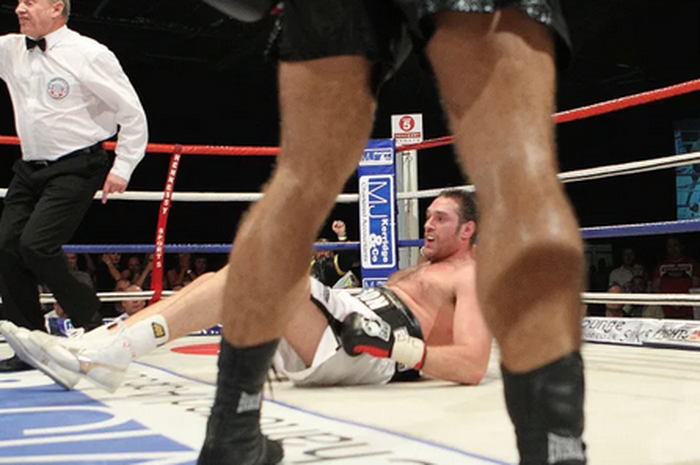 Momen Tyson Fury tergeletak di kanvas ring tinju setelah menerima pukulan lemah Neven Pajkic pada tahun 2011.