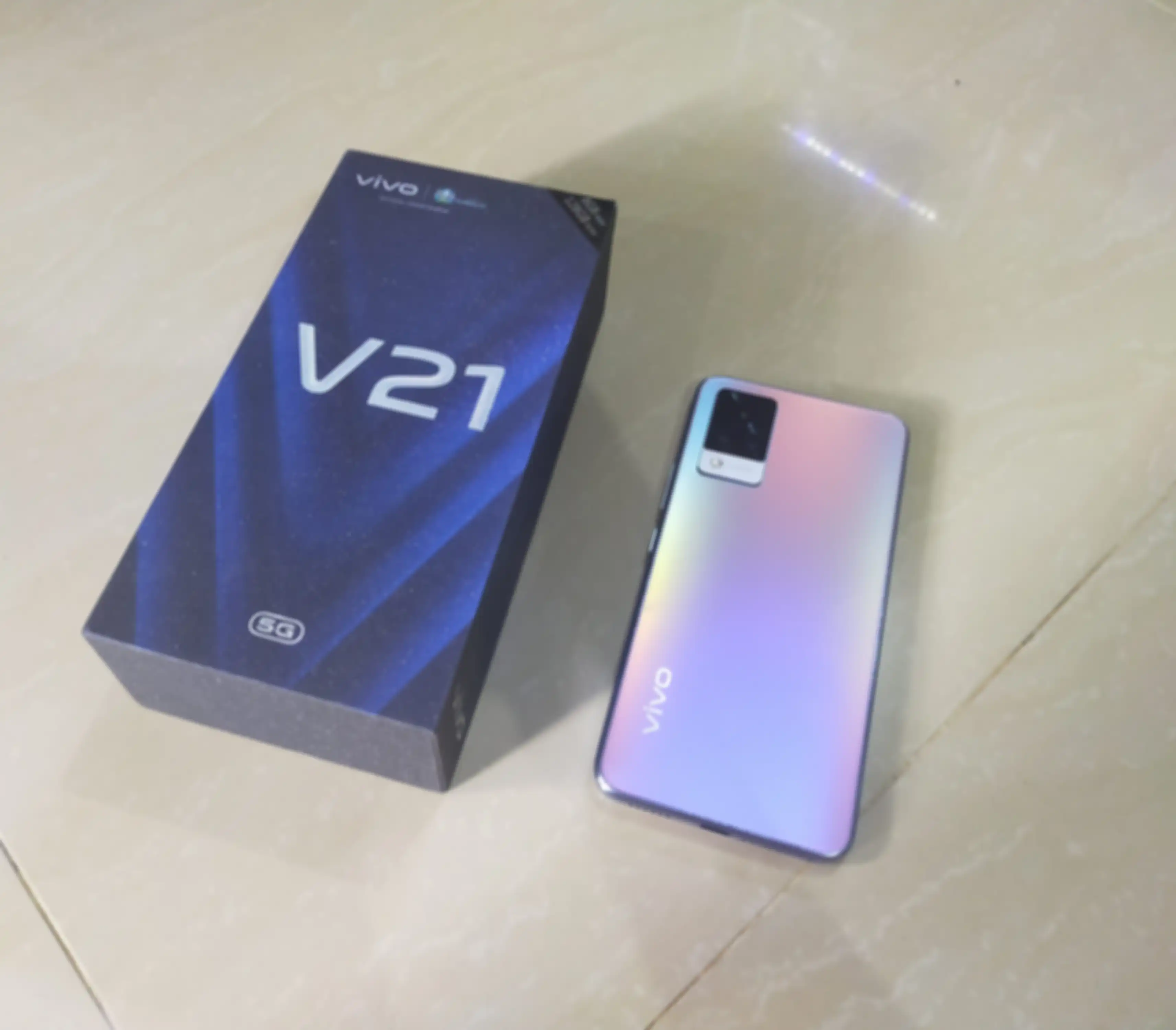Ini isi di dalam boks vivo V21 5G, hp mid range dengan keunggulan menarik.