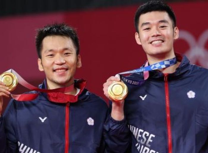 Pasangan ganda putra Taiwan, Lee Yang (kiri)/Wang Chi-Lin, berpose dengan medali emas Olimpiade Tokyo 2020 yang mereka raih usai memenangi laga final kontra Li Jun Hui/Liu Yu Chen (China), 21-18, 21-12, di Musashino Forest Sport Plaza, Tokyo, Jepang, Sabtu (31/7/2021).