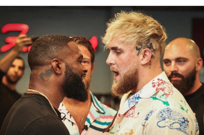 Mantan juara kelas welter UFC, Tyron Woodley (kiri) bersama petinju abal-abal, Jake Paul (kanan) saat sesi tatap muka, di  Amerika Serikat, Kamis (4/6/2021).