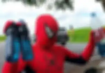 Spiderman Asal Boyolali Naik Motor Honda Astrea, Siap Tolong Pemotor Yang Kehabisan Bensin
