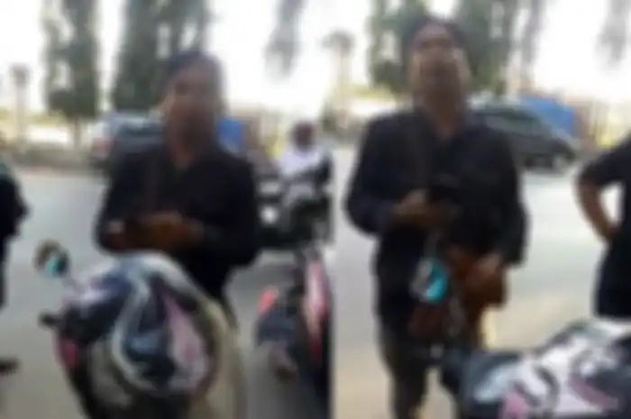 Ilustrasi debt collector hendak menarik motor secara paksa dari pemilik.