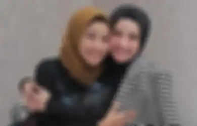 Unboxing Kado 7 Bulanan dari Para Selebriti, Zaskia Sungkar Mendadak Histeris Dapat Hadiah Unik Ini dari Laudya Cynthia Bella, Istri Irwansyah: Ini Buat Baby?