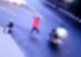 Video Preman Kampung Bergaya, Bawa Parang Sabet Pemotor yang Lewat, Netizen Emosi