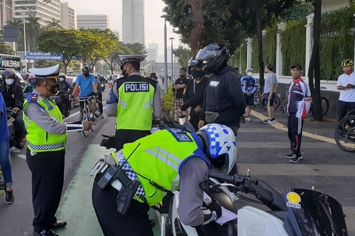 Ilustrasi polisi memberlakukan tilang manual kembali untuk di Palembang.